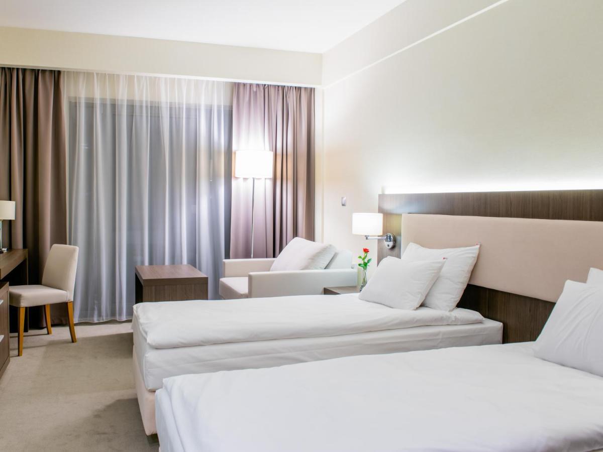 Hotel Kosma Kozmin Ngoại thất bức ảnh