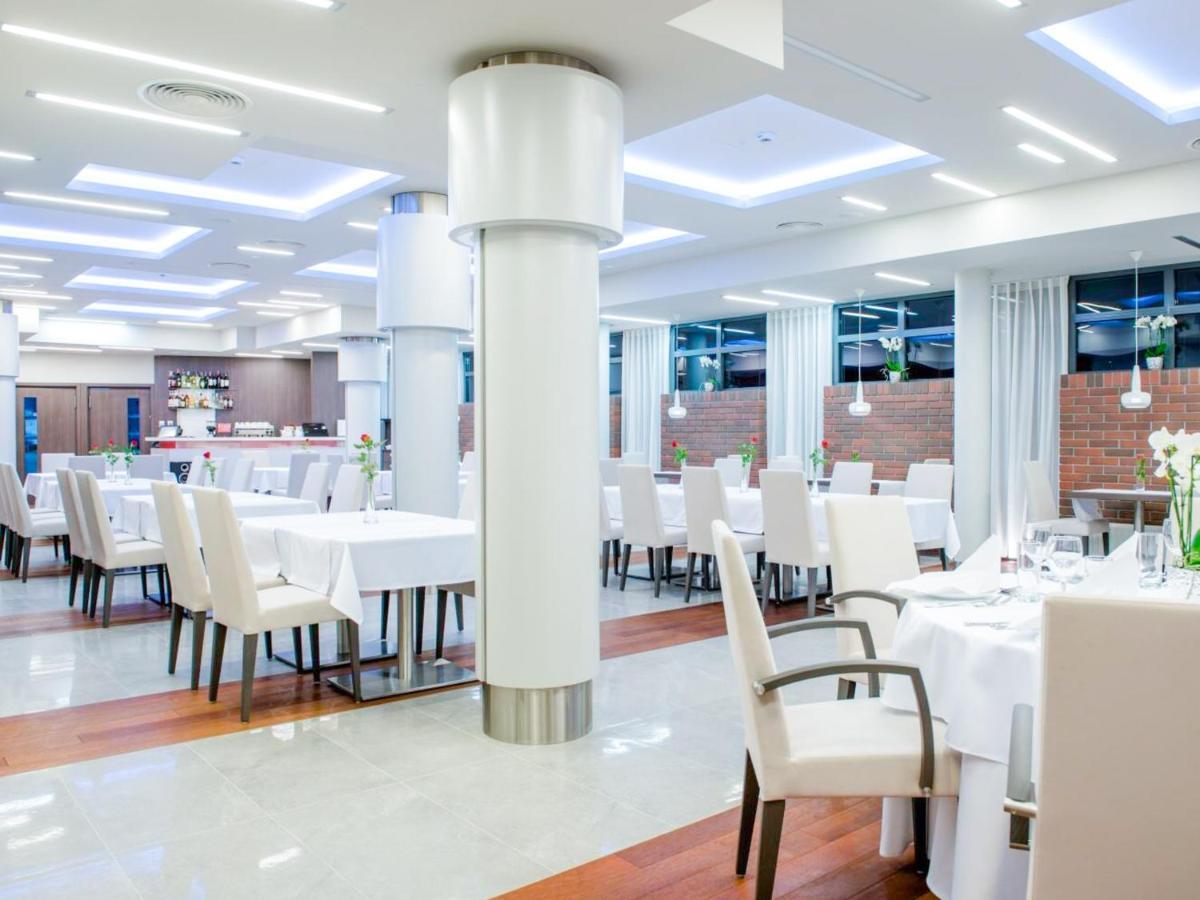 Hotel Kosma Kozmin Ngoại thất bức ảnh