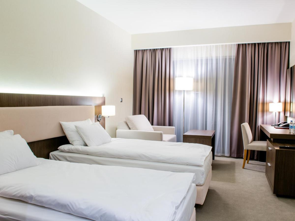 Hotel Kosma Kozmin Ngoại thất bức ảnh