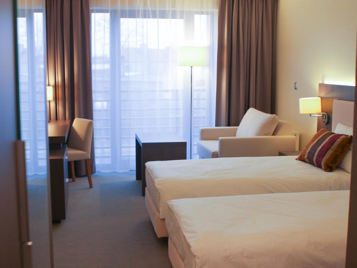 Hotel Kosma Kozmin Ngoại thất bức ảnh