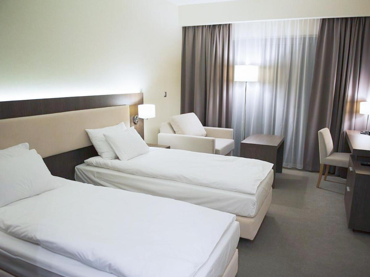 Hotel Kosma Kozmin Ngoại thất bức ảnh